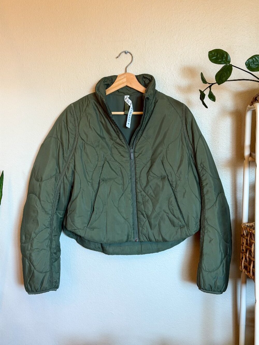 Lululemon Women's 6 Quilted Light Insulation Cropped Jacket, Army Green